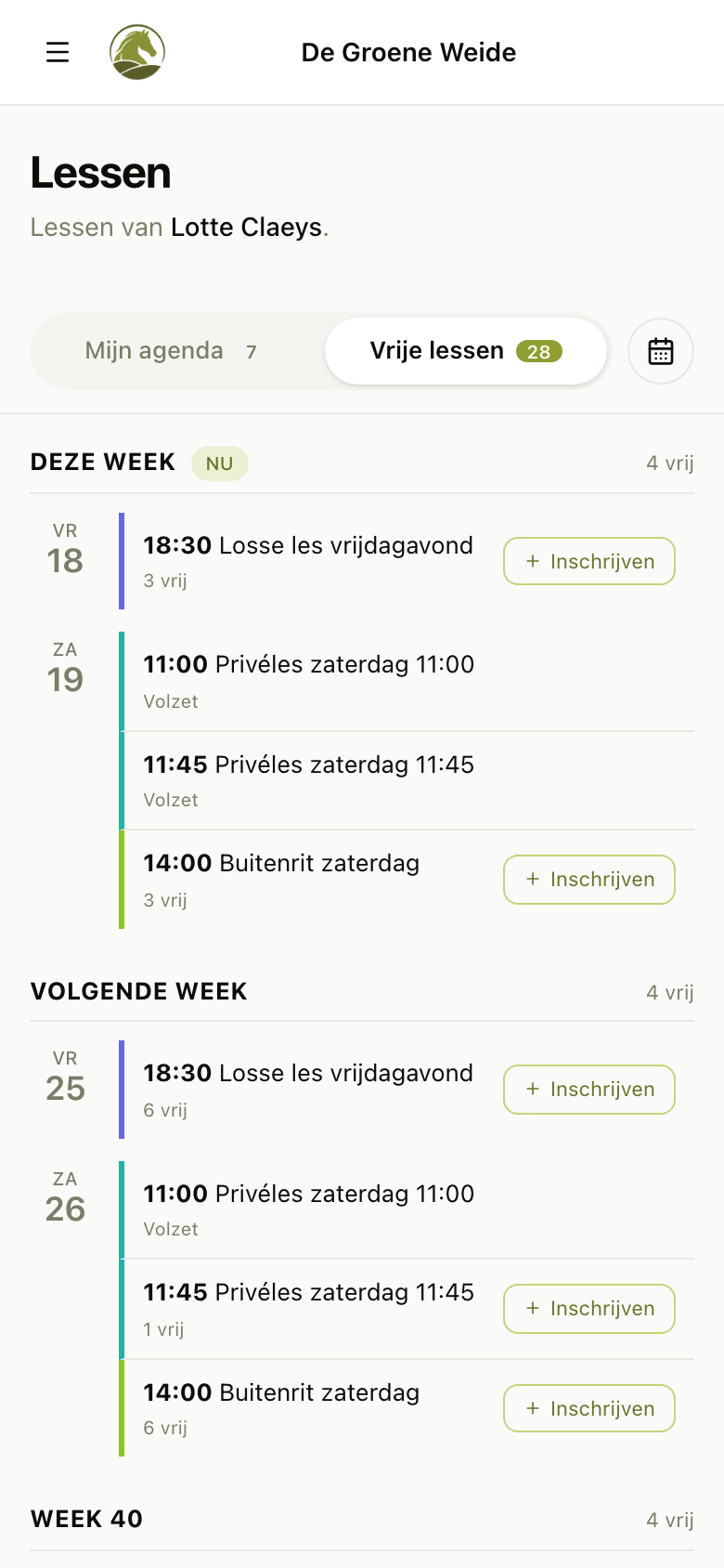 Vrije lessen in het klantenportaal, per week met het aantal vrije plaatsen en een knop om in te schrijven